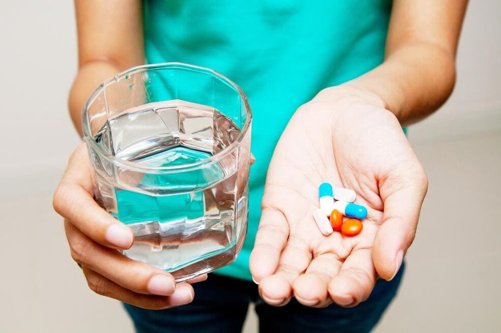 Una niña toma medicamentos para eliminar los papilomas.